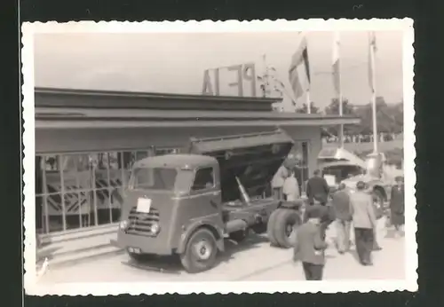 Fotografie Lastwagen, LKW-Kipper an einem Messestand