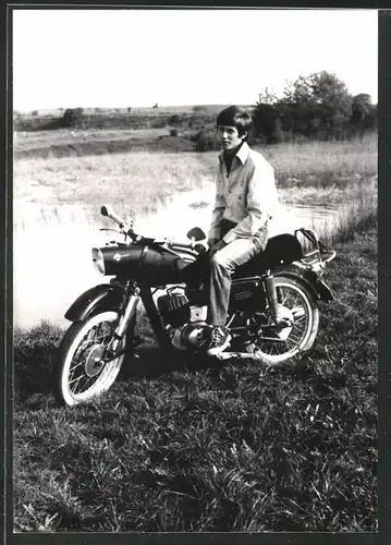 Fotografie Motorrad MZ-ES 150, Bursche auf Krad sitzend