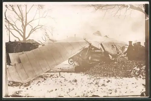 Fotografie 1.WK, Flugzeug-Wrack, Soldaten und abgestürzter Doppeldecker