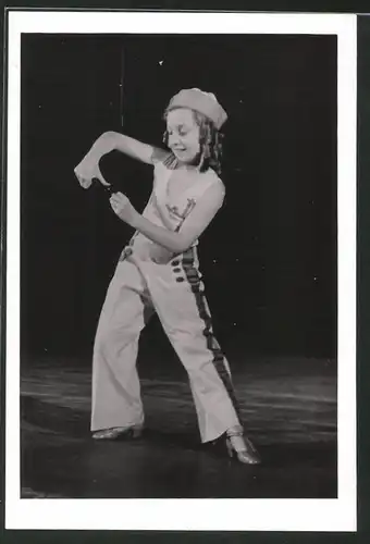 Fotografie Wien-Bild, Ansicht Wien, Konzerthaus, Tänzerin am 7.6.1944 der Tanzgruppe Lilly von Wieden auf der Bühne