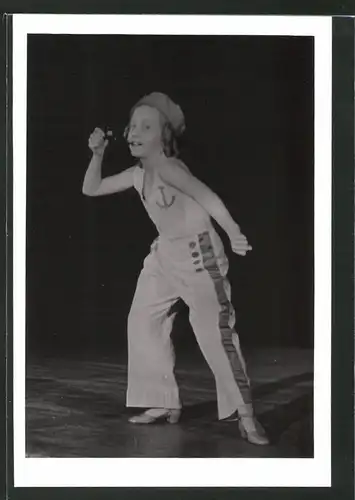 Fotografie Wien-Bild, Ansicht Wien, Konzerthaus, Tänzerin mit Pfeife am 7.6.1944 der Tanzgruppe Lilly von Wieden