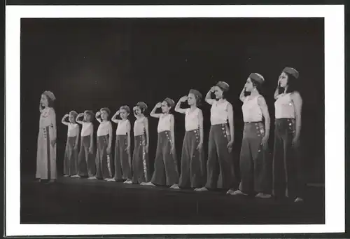 Fotografie Wien-Bild, Ansicht Wien, Konzerthaus, Bühnenszene Tänzerinnen am 7.6.1944 der Tanzgruppe Lilly von Wieden