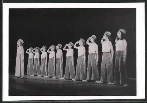 Fotografie Wien-Bild, Ansicht Wien, Konzerthaus Bühnenszene, Tänzerinnen am 7.6.1944 der Tanzgruppe Lilly von Wieden