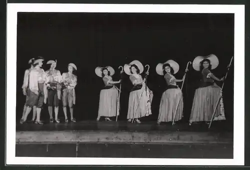 Fotografie Wien-Bild, Ansicht Wien, Konzerthaus, Tänzerinnen im Bühnenkostüm am 7.6.1944, Tanzgruppe Lilly von Wieden