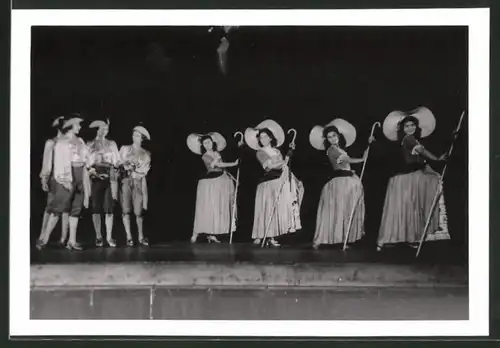 Fotografie Wien-Bild, Ansicht Wien, Konzerthaus, Tänzerinnen bei Bühnenszene am 7.6.1944 der Tanzgruppe Lilly von Wieden