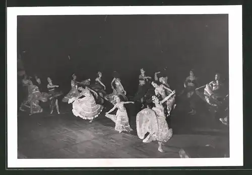 Fotografie Wien-Bild, Ansicht Wien, Konzerthaus, hübsche Tänzerinnen am 7.6.1944 der Tanzgruppe Lilly von Wieden