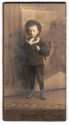Fotografie Franze, Görlitz, Portrait kleiner Junge im Matrosenanzug mit Ranzen