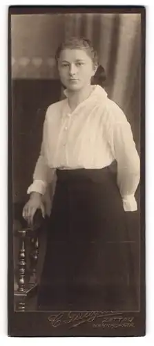 Fotografie C. Gülges, Zittau, Portrait junge Dame in weisser Bluse an Stuhl gelehnt