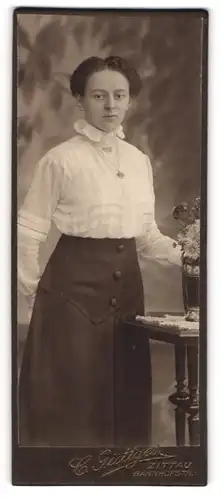 Fotografie C. Güttges, Zittau, Portrait junge Dame in weisser Bluse mit Medaillon