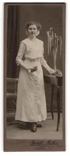 Fotografie Rudolf Müller, Görlitz, Portrait junge Dame im weissen Kleid mit Buch in der Hand