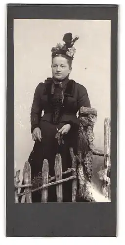 Fotografie unbekannter Fotograf und Ort, Portrait bürgerliche Dame mit Hut am Zaun stehend