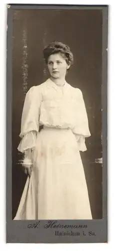 Fotografie A. Heinemann, Hainichen i. Sa., Portrait junge Dame in weisser Kleidung mit Halskette