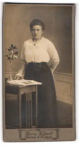 Fotografie Georg Volpert, Borna, Portrait bürgerliche Dame mit Zeitung an Tisch gelehnt