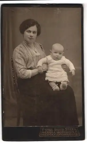 Fotografie Atelier Stern, Dresden-A, Portrait bürgerliche Dame mit Baby auf dem Schoss