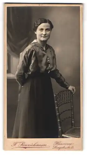 Fotografie F. Renziehausen, Hannover, Portrait junge Dame in modischer Kleidung an Stuhl gelehnt