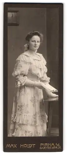 Fotografie Max Holdt, Pirna a / E., Portrait junge Dame im hübschen Kleid mit Buch an Tisch gelehnt