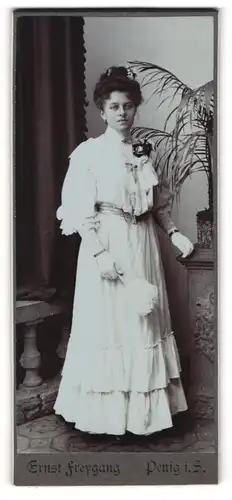 Fotografie Ernst Freygang, Penig i. S., Portrait junge Dame in heller Kleidung mit Fächer in der Hand