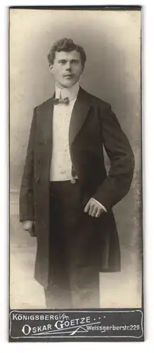 Fotografie Oskar Goetze, Königsberg i / Pr., Portrait junger Herr in eleganter Kleidung mit Fliege