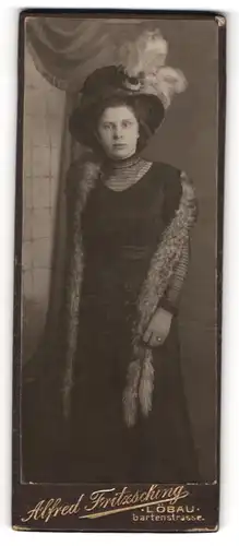Fotografie Alfred Fritzschung, Löbau, Portrait junge Dame im modischen Kleid mit Pelz und Hut