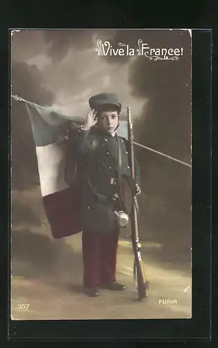 AK Junger französischer Soldat in Uniform mit Fahne auf dem Rücken und Gewehr im Arm