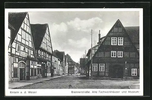 AK Rinteln an der Weser, Blick in die Brennerstrasse mit Fachwerkhäuser und Museum