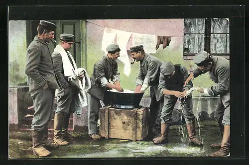 AK Soldaten beim Wäschewaschen im Hof