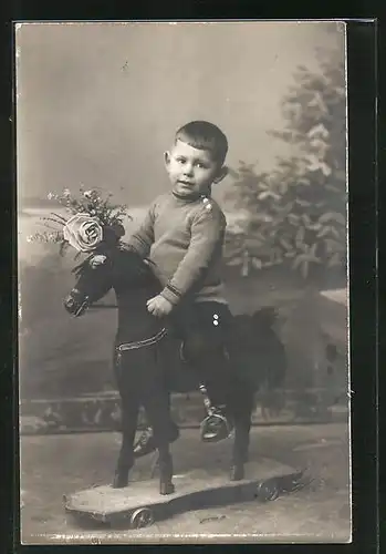 Foto-AK Kleiner Junge sitzt auf einem Schaukelpferd