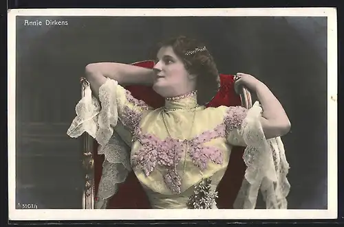 AK Opernsängerin Annie Dirkens im bunten Kleid