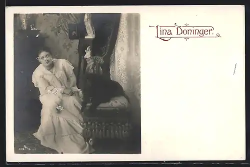 AK Opernsängerin Lina Doninger mit ihrem Hund