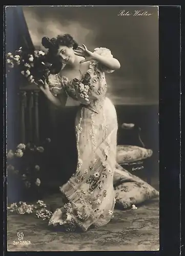AK Opernsängerin Reta Walter im Kleid mit Blumen