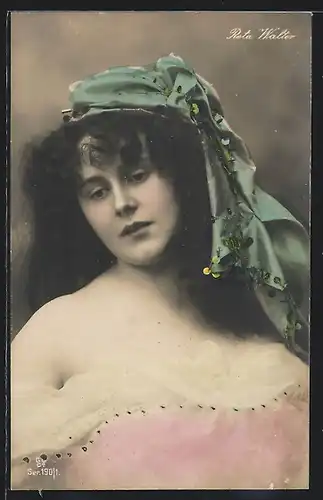 AK Opernsängerin Reta Walter mit Haarschleife posierend