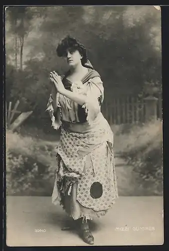 AK Opernsängerin Mizzi Günther mit gefaltenen Händen