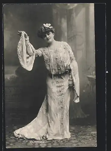 AK Opernsängerin Günther im Kleid posierend