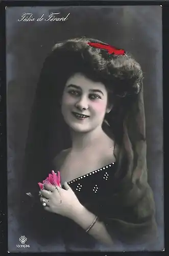 AK Opernsängerin Fédia de Férard mit einem Kopftuch