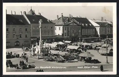 AK Wr.-Neustadt /Niederdonau, Platz mit Geschäften und Denkmal