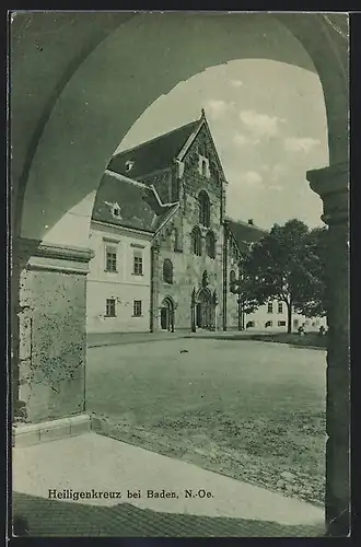 AK Heiligenkreuz bei Baden, Am Kirchenhaupteingang