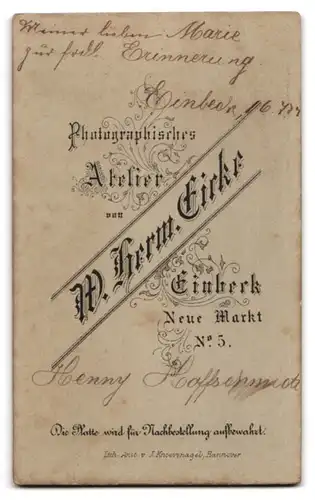 Fotografie W. Herm. Eicke, Einbeck, junge Frau Henny Hoffschmidt lehnt an einer Stuhllehne, 1889