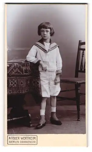 Fotografie Atelier Wertheim, Berlin, Portrait junger Knabe Erich Seifert im Matrosenanzug