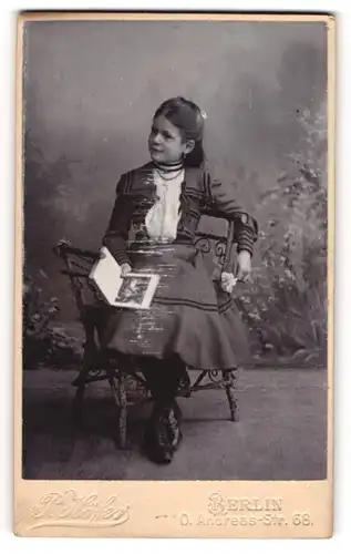 Fotografie P. Hörker, Berlin, O. Andreas-Str. 68, junges Mädchen Elli Grabowski, 1903