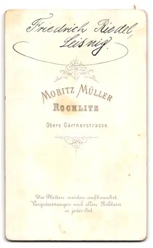 Fotografie Atelier Müller, Rochlitz, junger Knabe Friedrich Riedel aus Leisnig im hellen Anzug