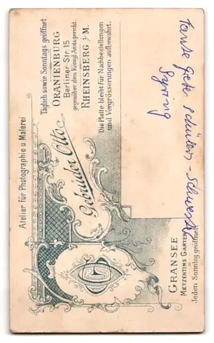 Fotografie Gebrüder Otto, Oranienburg, junges Mädchen Grete Syring im hellen Kleid mit Puppe im Arm