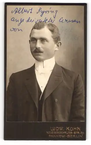 Fotografie Ludw. Kühn, Berlin-Pankow, Portrait Herr Albert Syring im Anzug mit weisser Fliege