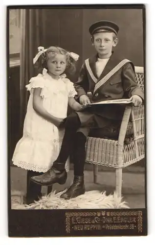Fotografie E. Giese & Co., Neuruppin, junger Knabe Wegener im Matrosenanzug und Grete Franke mit Haarschleifen