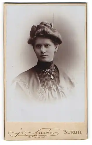 Fotografie J. Fuchs, Berlin, junge Frau Marta Potzen mit hochgesteckten Haaren