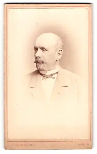 Fotografie J. C. Schaarwächter, Berlin, Portrait Herr C. Nickel mit Mustasch, 1883