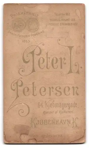 Fotografie Peter L. Petersen, Kopenhagen, junge Mutter mit ihrer Tochter Esther auf dem Arm