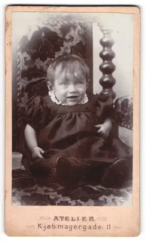 Fotografie Fotograf unbekannt, Kopehagen, kleines dänisches Mädchen Lilly auf einem Stuhl sitzend