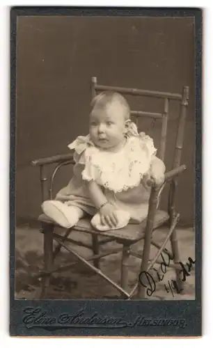 Fotografie Eline Andersen, Helsingör, niedlicher kleiner Junge Didi auf einem Bambusstuhl