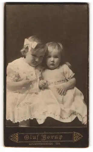 Fotografie Oluf Borup, Köbenhavn, zwei niedliche Mädchen Clara und Karen Vije in weissen Kleidern, 1911