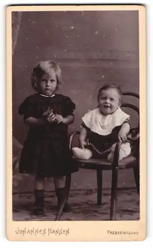 Fotografie Johannes Hansen, Frederikssund, zwei niedliche dänische Mädchen Emma und Esther